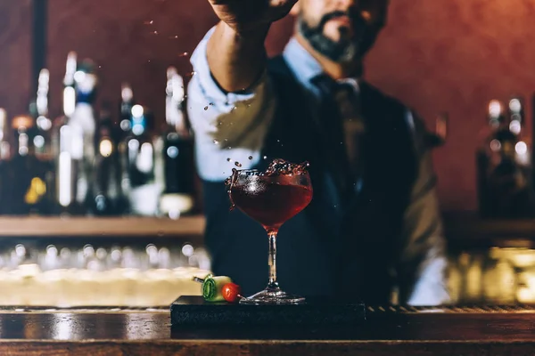 Barman maakt cocktail in nachtclub. — Stockfoto