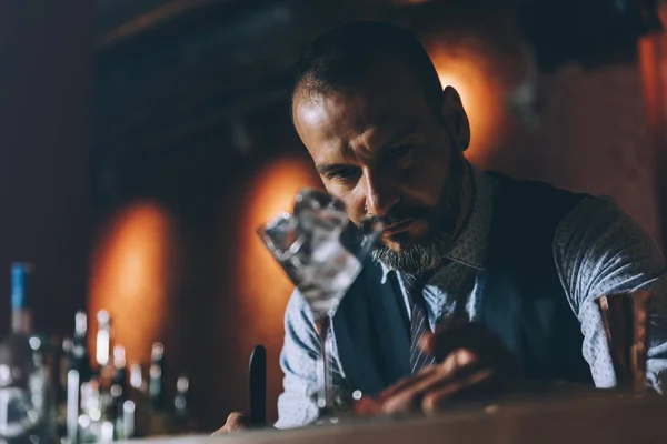 Barmann macht Cocktail im Nachtclub. — Stockfoto