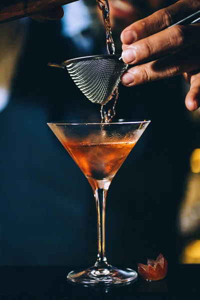 Barman está fazendo coquetel no clube noturno . — Fotografia de Stock