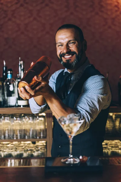 Barman is making cocktail at night club. — Stock Photo, Image