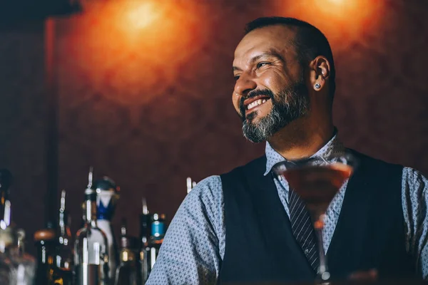 Barman está haciendo cóctel en el club nocturno. . — Foto de Stock