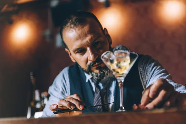 Barman dělá koktejl v nočním klubu. — Stock fotografie