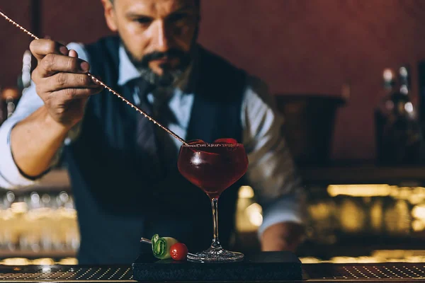 Barman está haciendo cóctel en el club nocturno. . — Foto de Stock