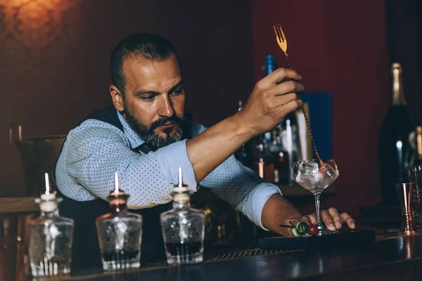 Barman está haciendo cóctel en el club nocturno. . — Foto de Stock