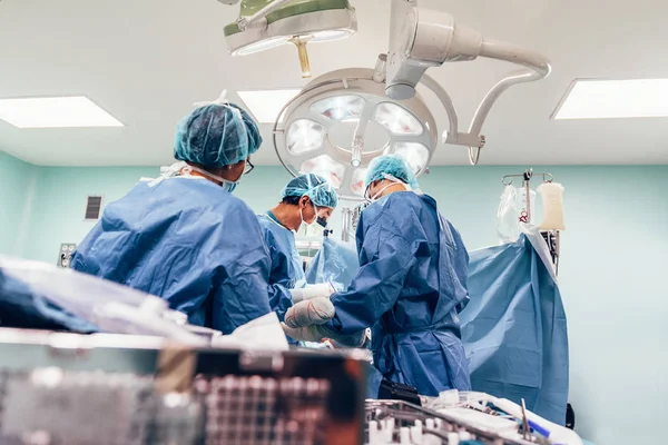 Equipe de Cirurgiões Operando . — Fotografia de Stock