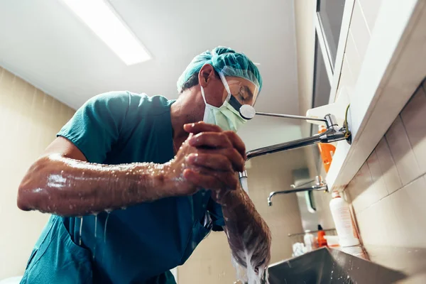 Doctor lavándose las manos antes de operar . —  Fotos de Stock