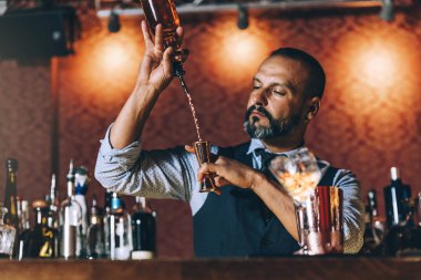Barmen gece kulübünde kokteyl yapıyor.