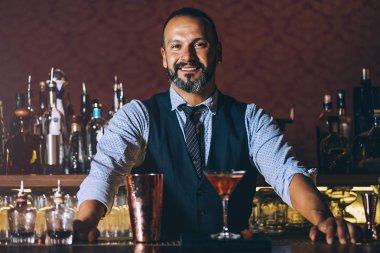 Barmen gece kulübünde kokteyl yapıyor. Barmen cocktai yapıyor