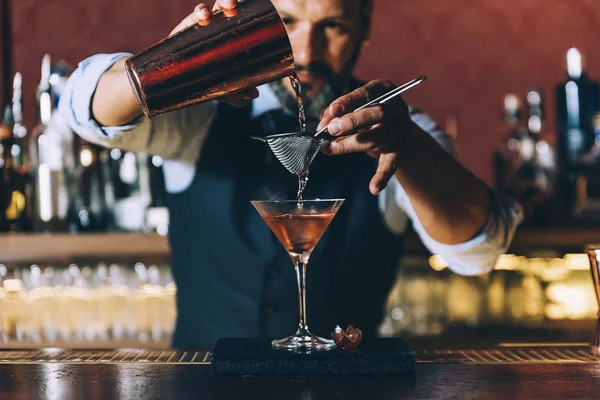 Barman está haciendo cóctel en el club nocturno. . — Foto de Stock