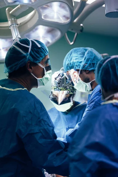 Equipe de Cirurgiões Operando . — Fotografia de Stock