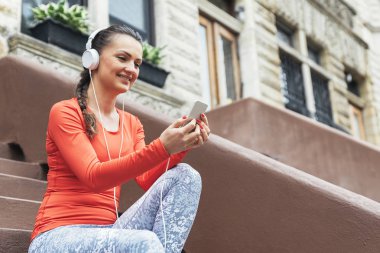  Çalıştırdıktan sonra telefon kullanan güzel kadın.