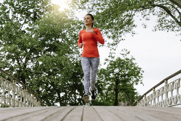 Hermosa joven corriendo. — Foto de Stock