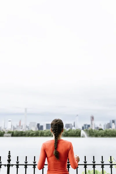 Hermosa joven mujer buscando Manhattan . — Foto de Stock