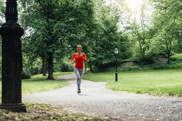 Hermosa joven corriendo. — Foto de Stock