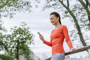 Çalıştırdıktan sonra telefon kullanan güzel kadın.