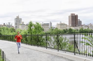 Güzel genç bayan koşuyor..