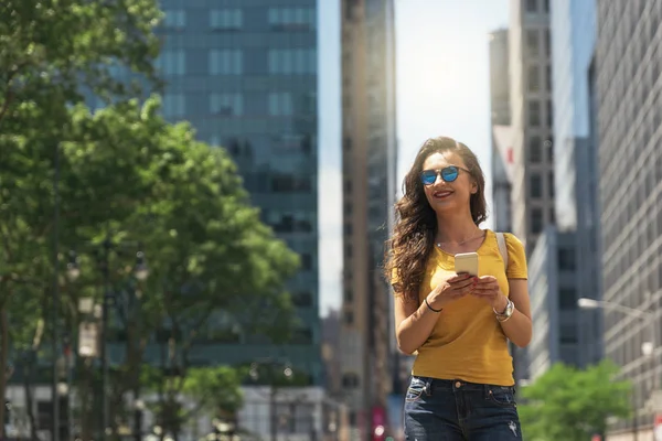 Hermosa mujer usando el teléfono . — Foto de Stock