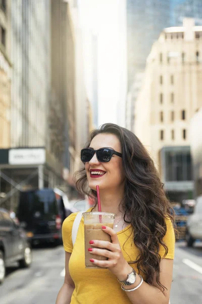 Beautiful woman drinking a coffee. — Stock Photo, Image