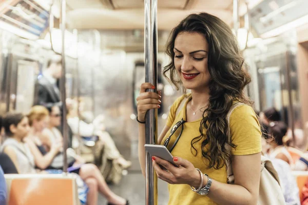 Hermosa mujer usando el teléfono . — Foto de Stock