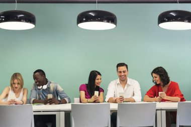 Büyük grup öğrencinin cep telefonu kullanarak.