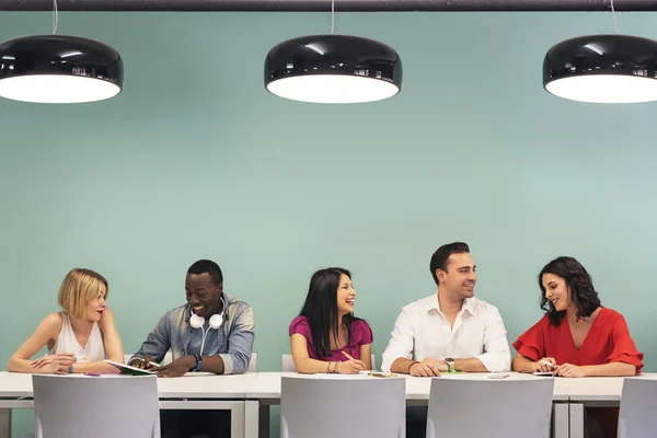 Un grupo de estudiantes aprendiendo en la academia escolar . —  Fotos de Stock