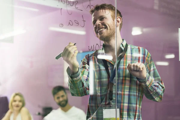 Profesor explicando la lección a sus estudiantes . —  Fotos de Stock