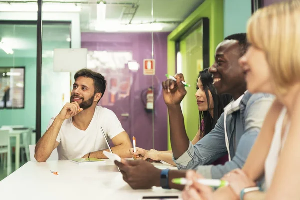 Un grupo de estudiantes aprendiendo en la academia escolar . —  Fotos de Stock