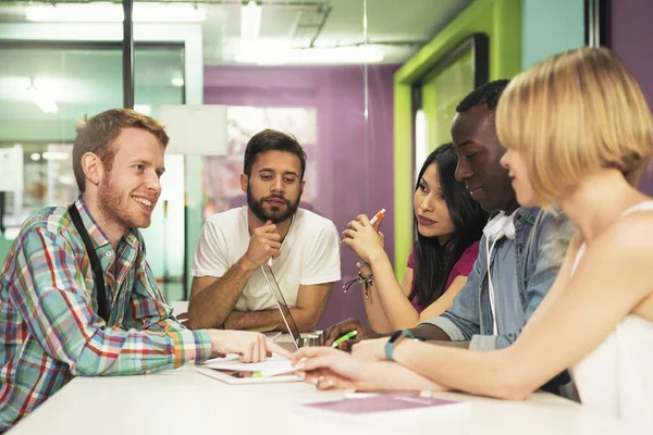 En studerande grupp lärande på skolan academy. — Stockfoto