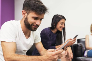 Genç çift telefon kullanma.