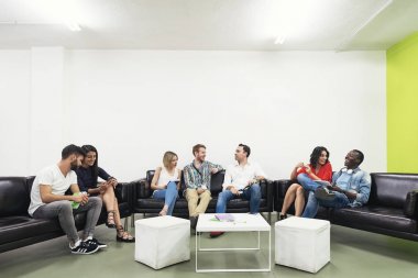 Büyük grup öğrencinin cep telefonu kullanarak.