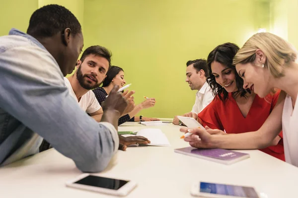 Un grupo de estudiantes aprendiendo en la academia escolar . —  Fotos de Stock