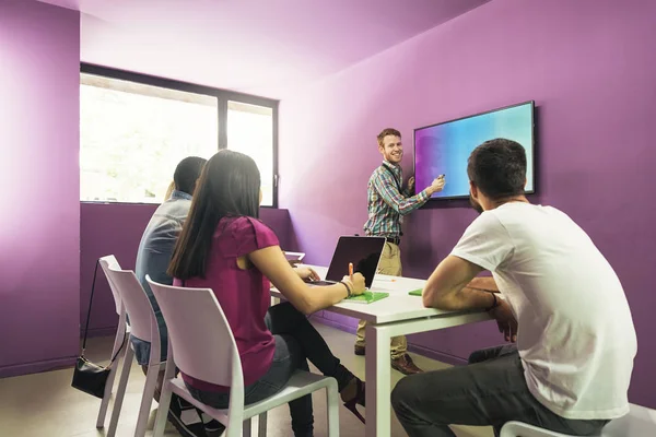 Profesor explicando la lección a sus estudiantes . —  Fotos de Stock