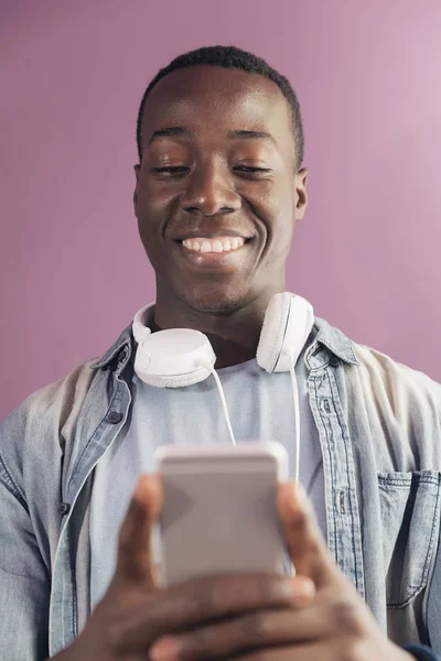 Hombre africano guapo usando móvil . — Foto de Stock