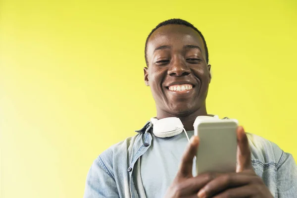 Csinos afrikai ember használ mobil. — Stock Fotó