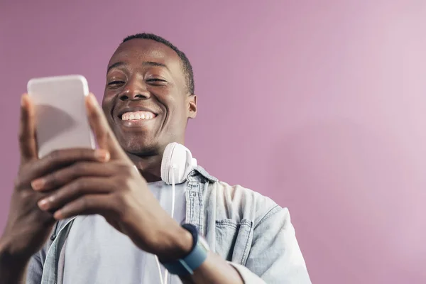 Csinos afrikai ember használ mobil. — Stock Fotó