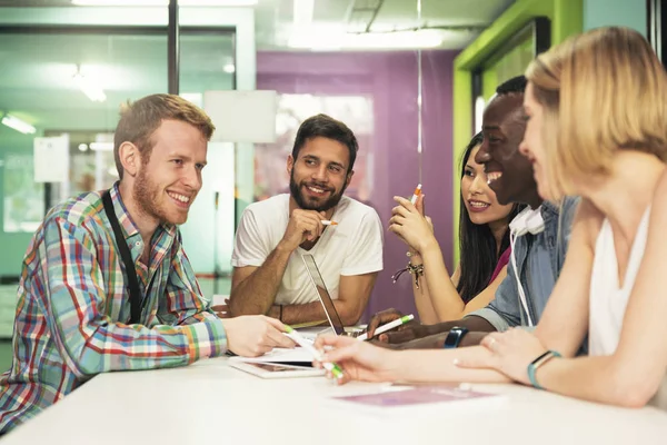 Un grupo de estudiantes aprendiendo en la academia escolar . —  Fotos de Stock