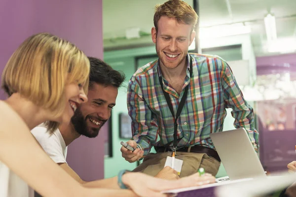 Lehrer erklärt seinen Schülern die Lektion. — Stockfoto