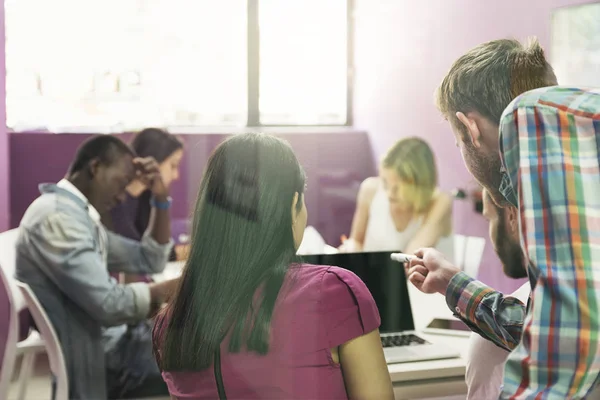 Teacher explaining the lesson to his students. — Stock Photo, Image