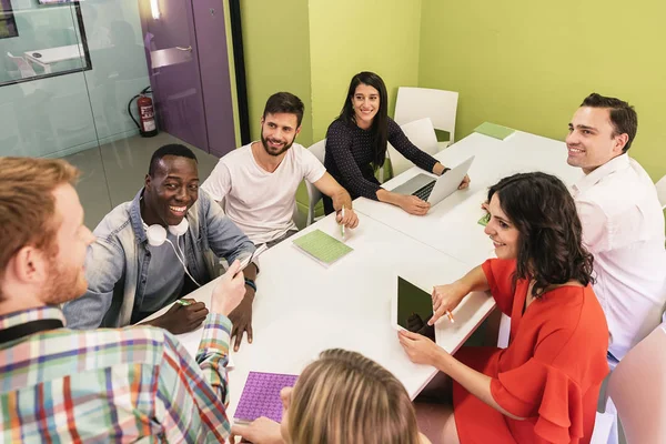 Profesor explicando la lección a sus estudiantes . —  Fotos de Stock