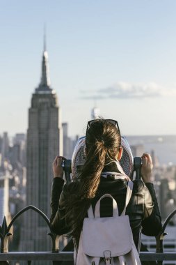 Çatı içinde dürbün turist kadın.