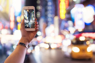 Manhattan'da bir fotoğrafta kadın.