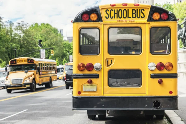 Жовтий шкільний автобус в Манхеттені вулиць. — стокове фото