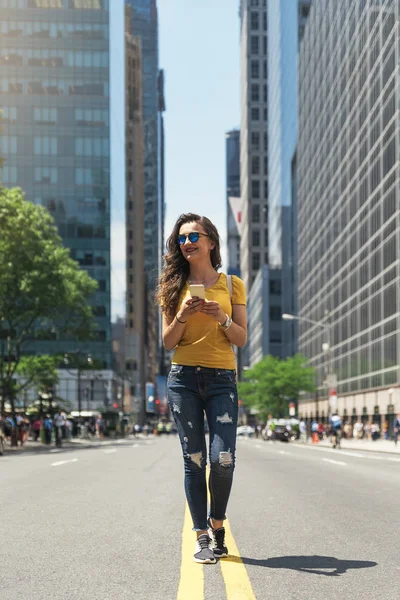 Beautiful woman using phone. — Stock Photo, Image