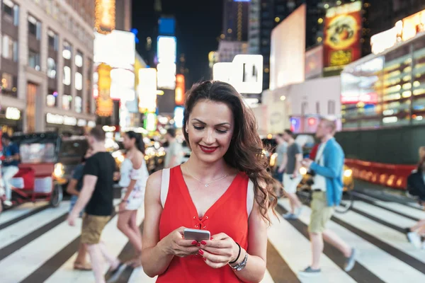 Hermosa mujer usando el teléfono en Times Square . — Foto de Stock