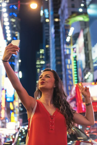 Piękna kobieta, przy użyciu telefonu na Times Square. — Zdjęcie stockowe