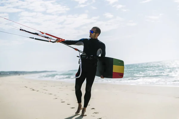 英俊的男人 kitesurfer 的肖像. — 图库照片