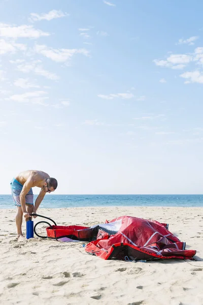 Kitesurfer gonfler son cerf-volant . — Photo