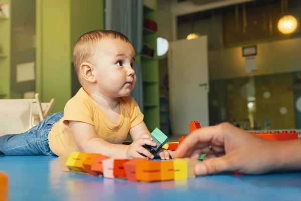 Glückliches Baby beim Spielen mit Spielzeugklötzen. — Stockfoto