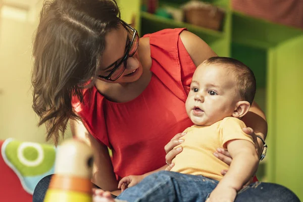 Niño niño y madre jugando . — Foto de Stock