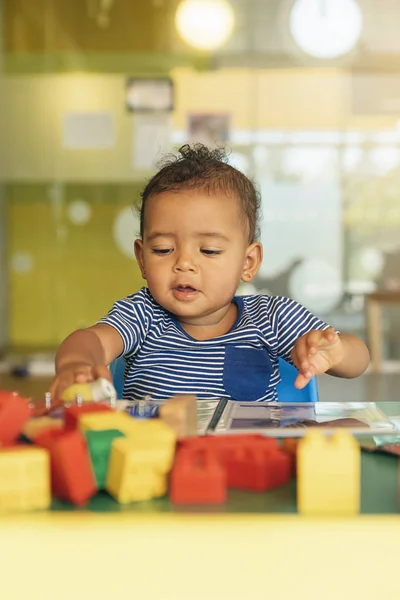 Happy baby leker med leksak block. — Stockfoto